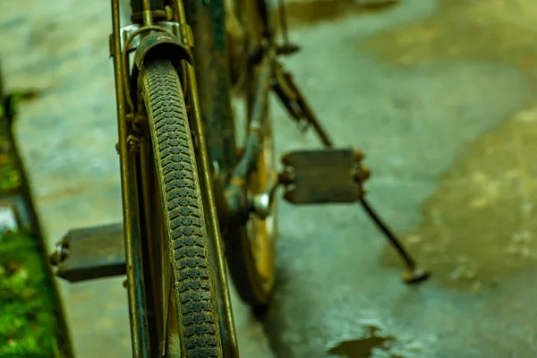 Vieux Vélo Vintage Rouillé Garé Près Route Sur Une Nature — Photo