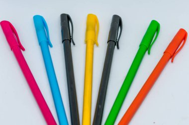 Çok renkli kalemler, çizim, yazmak için araçlar kümesi üzerinde beyaz izole.