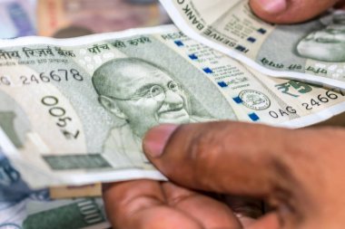 Seçici Odaklanma. Ticaretten kazanç. Doku ve arka plan yeni 500 Hint Rupisi yatırıma hazır. Yeni Hint Rupisi serisiyle Hindistan hükümetinin yolsuzluğa gömülmesi.