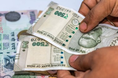 Seçici Odaklanma. Ticaretten kazanç. Doku ve arka plan yeni 500 Hint Rupisi yatırıma hazır. Yeni Hint Rupisi serisiyle Hindistan hükümetinin yolsuzluğa gömülmesi.