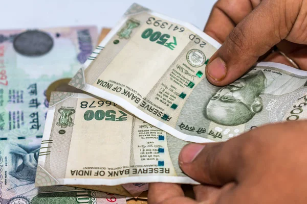 Seçici Odaklanma. Ticaretten kazanç. Doku ve arka plan yeni 500 Hint Rupisi yatırıma hazır. Yeni Hint Rupisi serisiyle Hindistan hükümetinin yolsuzluğa gömülmesi.