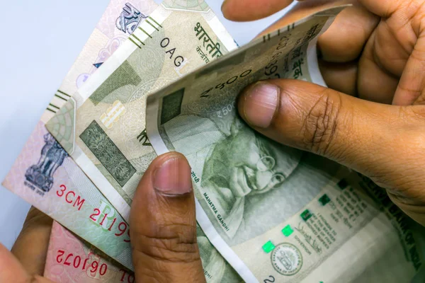 Seçici Odaklanma. Ticaretten kazanç. Doku ve arka plan yeni 500 Hint Rupisi yatırıma hazır. Yeni Hint Rupisi serisiyle Hindistan hükümetinin yolsuzluğa gömülmesi.