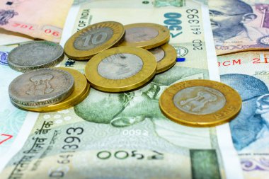 Birimiyle Hint rupi, banknot ve madeni paraların farklı banknottan yığınları. Gelecek için tasarruf. d eski paralar. Para ve hesap Finans banka iş kavramı kaydetme.