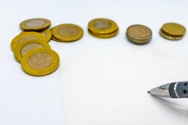 Фінансове Планування Монетами Ручкою Ізольовано Білому Тлі Вибраний Фокус Мала — стокове фото