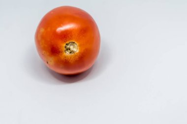 Beyaz arka planda izole edilmiş olgun bir domates..