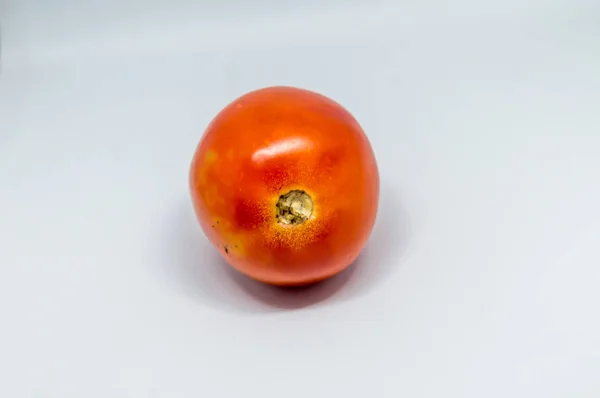 Tomate Maduro Isolado Sobre Fundo Branco — Fotografia de Stock