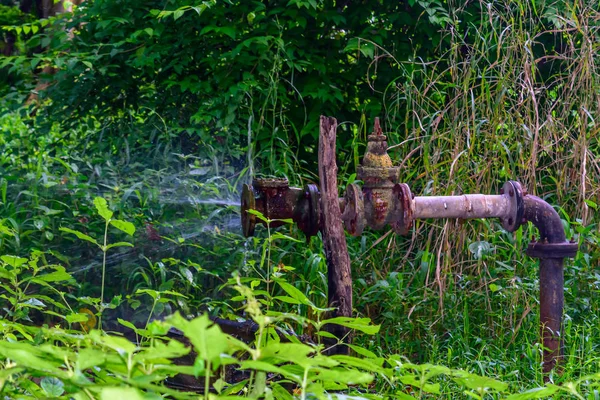 Oude Ijzeren Metalen Waterleiding Lekken Roestige Burst Pijp Sproeien Van — Stockfoto