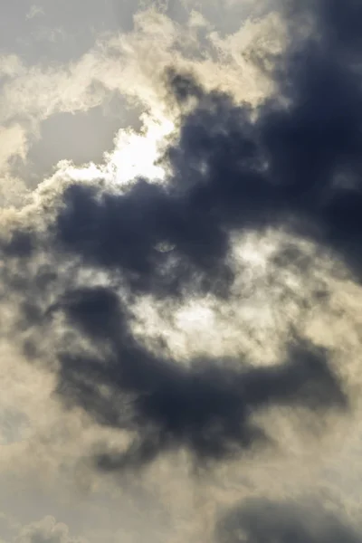 폭풍우 구름과 극적인 하늘입니다 어두운 그리고 극적인 구름입니다 캘커타 — 스톡 사진
