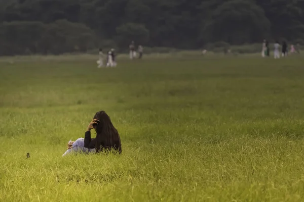 Hübsches Fröhliches Mädchen Sitzt Auf Grünem Gras Und Ruht Sich — Stockfoto