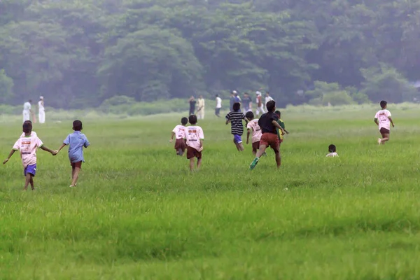 Niños Corriendo Parque Campo Primavera Ropa Casual Niños Niños Niñas — Foto de Stock