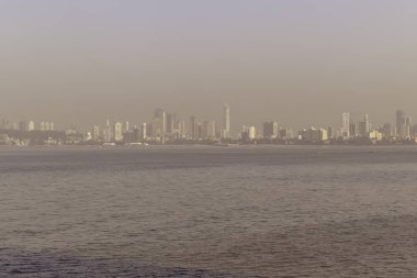 MUMBAI, INDIA - 25 Şubat: Hindistan 'ın Kapısı, güneşli bir günde gün ışığında açık havada deniz yolculuğunun gökyüzü manzarası.