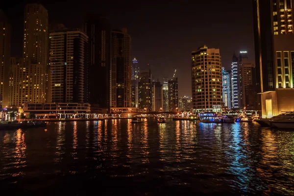 ドバイ アラブ首長国連邦 Uae アジア 2016 夜のマリーナ街の高層ビル 地平線を見渡すパノラマ ビューの光と反射 高価な財産 ハイエンドの豪華な — ストック写真