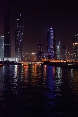 Dubai, Birleşik Arap Emirlikleri - BAE - Asya 23 Nisan 2016: gökdelenler Marina şehir gece. Panoramik manzarası görünümü ışıkları ve yansımaları. Pahalı özelliği, yüksek kaliteli lüks yıldızlı otel için ünlü