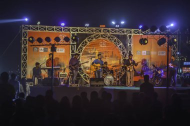 Ramakrishna plaj, Vishakhapatnam / Hindistan - 31 Aralık 2017: grup insanlar canlı performans sahne alanı'nda ünlü plaj Festivali olay sırasında gösterilen.