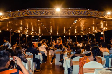 Akademik konferans salonu iş kurumsal etkinlik merkezinde sunumda üzerinde konuşma hoparlör. Seyirci Konferans Salonu'nda. İşletme ve Girişimcilik atölye sunum kavramı.