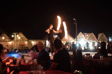 Dubai, Birleşik Arap Emirlikleri - Haziran, 2017. Noel zamanı sırasında popüler gece festivalin görünümü.