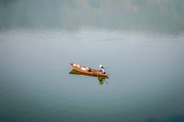 Eenzame Man Zee Kajak Zonsondergang Sport Recreatie Tijdens Zomer Vakantie — Stockfoto