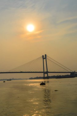 Gündüz manzara tarzı şafakta alacakaranlıkta çekilen ikinci Hooghly köprü Kolkata Hindistan görünümünü. Görüntü konusu, ilham, heyecan verici, umutlu, parlak, sansasyonel, sakin, sakin, bir arka plan duvar kağıdı olarak kullanılan Mayıs çarpıcı sa ekran