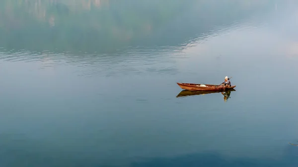 Homme Seul Dans Mer Avec Kayak Après Coucher Soleil Sport — Photo