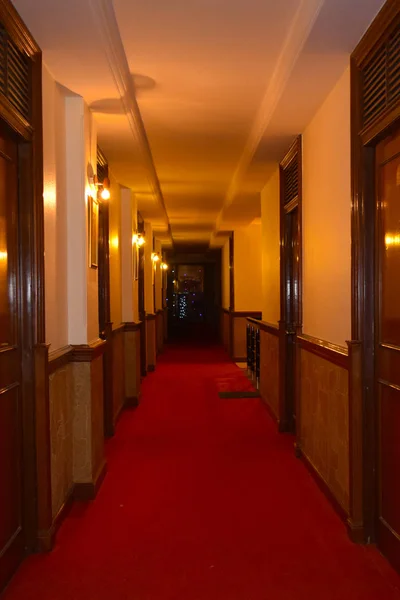 Bir lüks zerafet cilalı oldukça kurumsal lounge lobisinin parlak duvarlar ve ışıklı lambaları ile kadar büyük bir otelin merkezi geçit. modern ofis konferans salonu tarzı