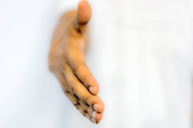 Yakın işadamları eller için el sıkışma uzanmış. İşadamı veya satıcı, bir iş anlaşması sonuçlandırmak için elini uzatır. Ortakları sözleşme ya da anlaşma müzakere sonra karşılama tamamlamak.