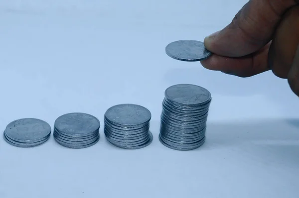 Att Sätta Ett Mynt Över Stack Mynt Isolerade Vit Bakgrund — Stockfoto