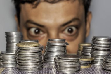 Sikke üzerinde odaklanın. Açgözlü zengin bir yaşlı adam paralar görünüyor. Toplayıcı servetini görünüyor. Yerdeki metal para bakan yaşlı bir adam.