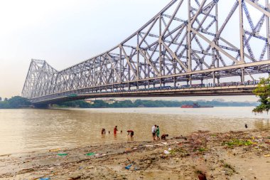 Tarihi ikinci Howrah Bridge Hooghly nehrinde Kolkata Hindistan görünümünü