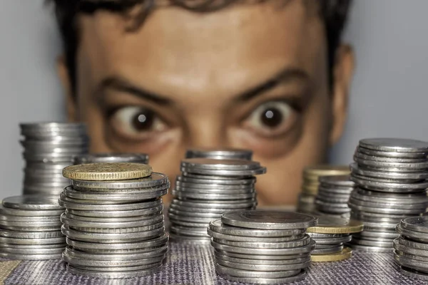 Sikke üzerinde odaklanın. Açgözlü zengin bir yaşlı adam paralar görünüyor. Toplayıcı servetini görünüyor. Yerdeki metal para bakan yaşlı bir adam.