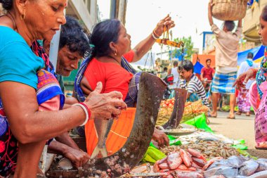 Kolkata, Hindistan - 05 Ekim 2018: balık bir semt pazarı, 05 Ekim 2018 Kalküta, Batı Bengal, Hindistan, Asya Koley pazar alanında satış bilinmeyen insanlar