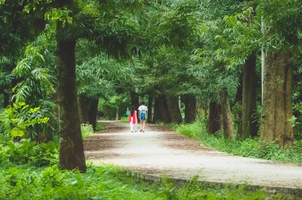 Porträtt Två Glada Unga Älskande Par Promenader Grön Höst Park — Stockfoto