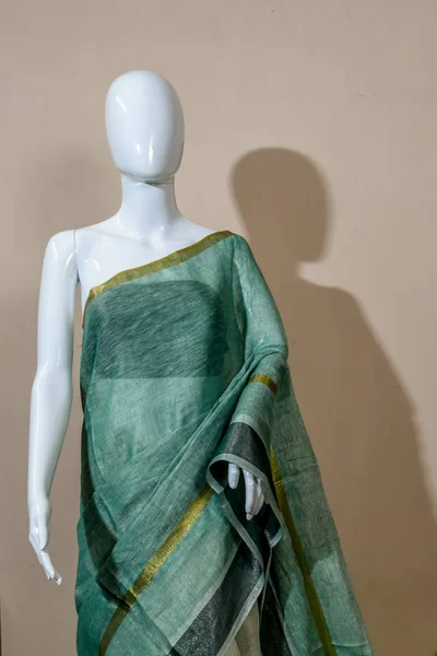 一个传统的印度丝绸纱丽陈列出售 在模型面上选择焦点 — 图库照片
