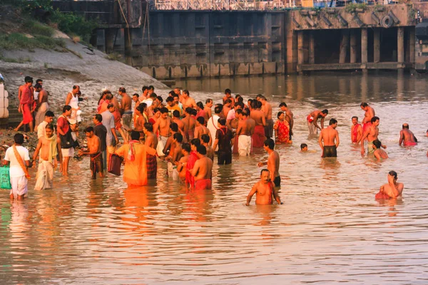 Kolkata, Hindistan - 14 Ocak 2016: Hindistan Aile Kumbh Mela sırasında Ganga su üzerinde banyo. Ganga su banyo için birçok toksik maddeler buldum bile uygun değildir: rapor
