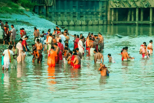 公正な Ardh Kumbh の最初バスの川ガンジス川の神聖なすくいを取る Har Pauri でハリドワール インド 2016 はマカーの際に聖なるガンジス川で泳ぎを取った — ストック写真