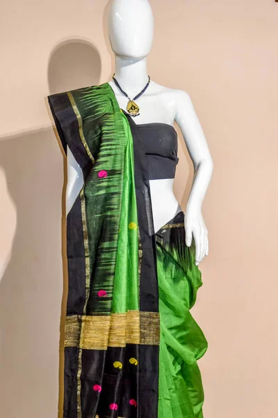 一个传统的印度五颜六色的丝绸纱丽陈列出售 在模型面上选择焦点 — 图库照片
