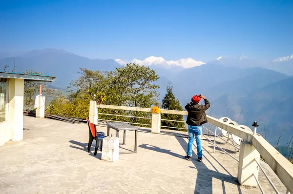 Een Man Een Fotograferen Van Kanchenjunga Berg Van Pelling Helikopterplatform — Stockfoto