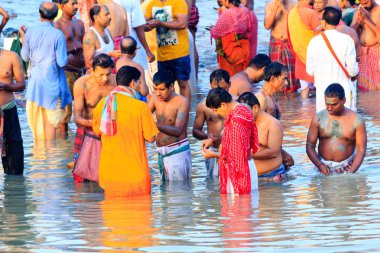 Harid, Hindistan - 14 Ocak 2016: adanmış kutsal eğim Har Ki Pauri Ardh Kumbh ilk banyo Ganga nehrinde adil alarak. İnsanlar kutsal Ganj Makar Sankranti vesilesiyle bir dalış aldı