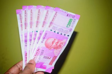 Gandi üzerinde odaklanın. İş adamı veya holding veya ödeme ya da 2000 (iki bin) Hint kağıt para birimi rupi Not veren kadın. İzole arka plan vurdu stüdyo yakın çekim. Planlama finansman kavramı, Hindistan