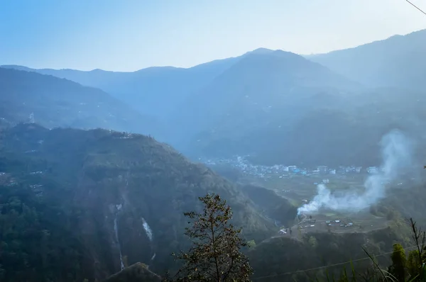 在丛林里到山顶 在雾蒙蒙的日子里 在充满雾的日子里 可以看到山上森林的全景 有复制空间 Manali Himachal Pradesh India — 图库照片