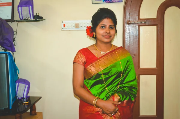 Güzel Genç Yetişkin Hintli Kadın Manken Ipek Sari Altın Takı — Stok fotoğraf