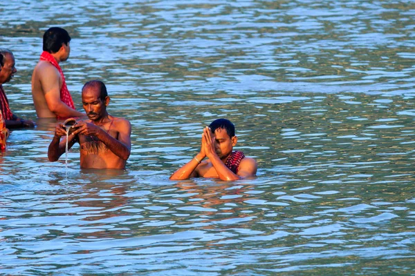 Kolkata, Hindistan - 14 Ocak 2016: Hindistan Aile Kumbh Mela sırasında Ganga su üzerinde banyo. Ganga su banyo için birçok toksik maddeler buldum bile uygun değildir: rapor