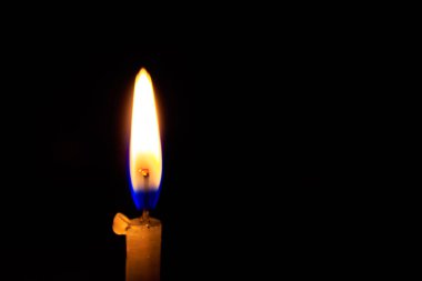Bir yanık veya siyah arka plan üzerinde yanan muma kapatın. Diwali, geleneksel bir Hint Festivali kutlamaları alınan görüntü.