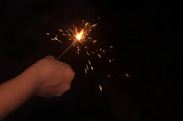 选择性对焦 烟花假日烟花烟花在夜间爆竹火花 快乐的新年装饰隔离 爆炸鞭炮 节日庆祝活动 圣诞节火花 被隔绝的黑色背景 — 图库照片