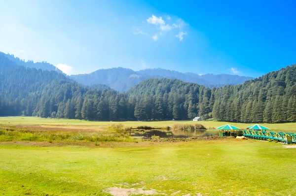 美丽的风景全景查看喜马拉雅山谷的 达尔豪西 库尔卢 查谟和克什米尔 喜马查尔邦 以高尔夫球场和户外活动而闻名 印度自然旅行概念 — 图库照片