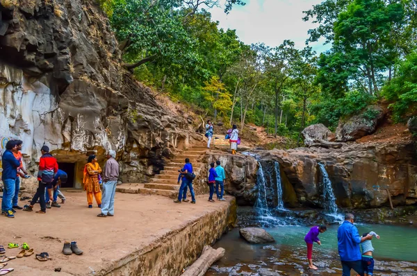 印度阿凡塔克 2017年5月6日 游客来看看喜马拉雅地区的 卡皮尔 阿斯兰 中神圣的 卡皮尔 纳玛达河以瀑布的形式流动 周围环绕着茂密的森林丘陵 — 图库照片