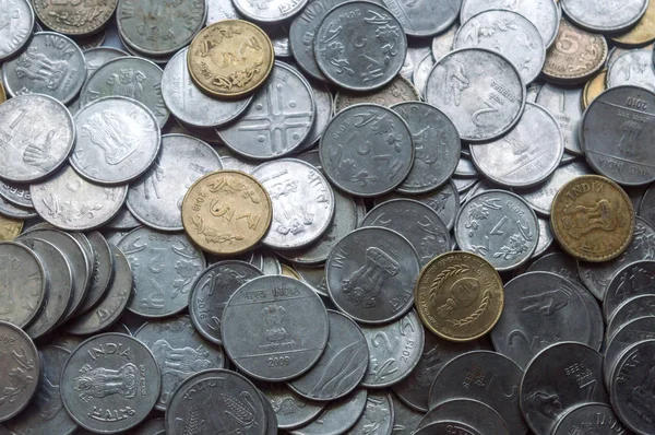 100 numara, 10, 5 Hint Rupisi madeni para yığını izole edilmiş arka planda. Finansal, ekonomik, yatırım konsepti. Bankacılık ve takas objesi. Yakın plan. Klasik ton filtre efekti.