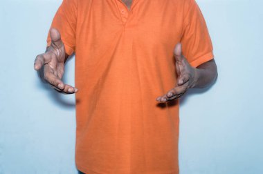 Bir pazarlama stratejisi açıklayan bir erkek koç spor adam. Kavramsal. El hareketi izole beyaz zemin üzerine kapatın. Kurumsal eğitim iletişim ifade kavramı.