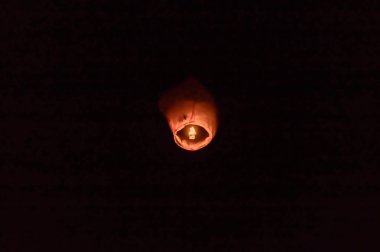 Diwali Festivali 'nde izole edilmiş siyah arka planda sıcak hava gazı balonu şişiyor..