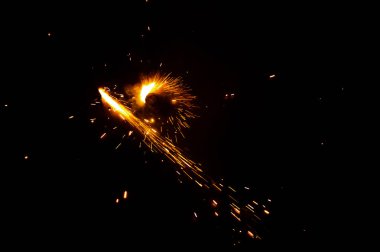 Diwali 'nin festival sezonunda havai fişek ateşlendi. Siyah arka planda yanan bir maytap ve karanlıkta gerçek kırmızı alevler. Yumuşak seçici odaklanma. Boşluğu kopyala.