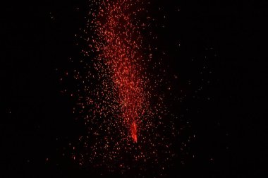 Diwali 'nin festival sezonunda havai fişek ateşlendi. Siyah arka planda yanan bir maytap ve karanlıkta gerçek kırmızı alevler. Yumuşak seçici odaklanma. Boşluğu kopyala.